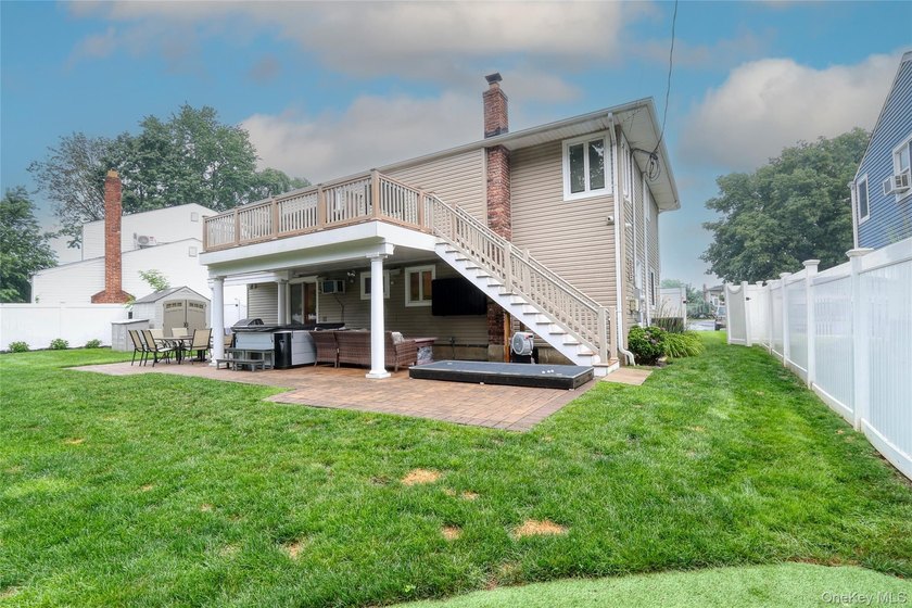 Welcome to your dream home! Nestled on a quiet court with no - photo 3