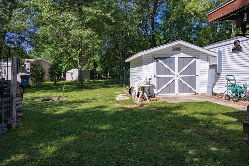 Lake living for an affordable price! This 14x80 Holly Park Home - photo 2