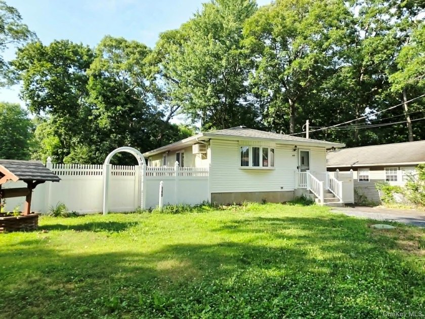 Great condition Ranch Home ready to move in! Perfect for first - photo 3