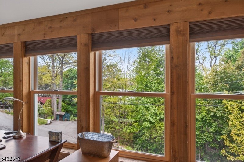 Lakeside Beauty in Highland Lakes. This beautiful lake-style - photo 4