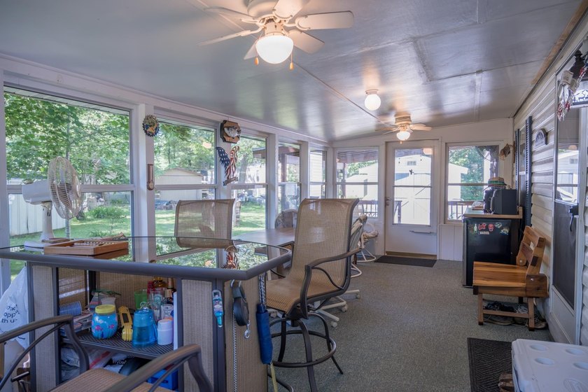 Lake living for an affordable price! This 14x80 Holly Park Home - photo 4