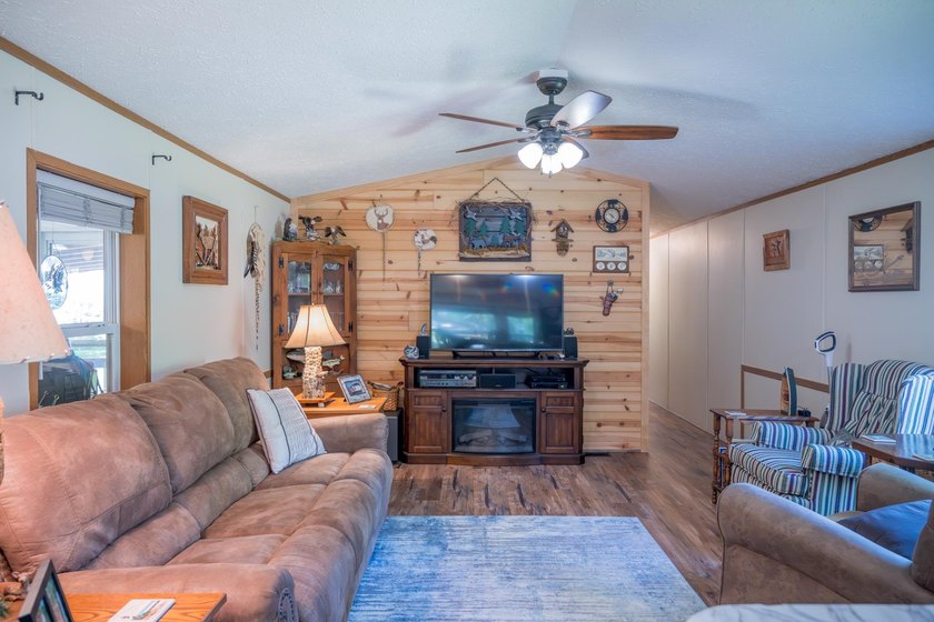 Lake living for an affordable price! This 14x80 Holly Park Home - photo 6