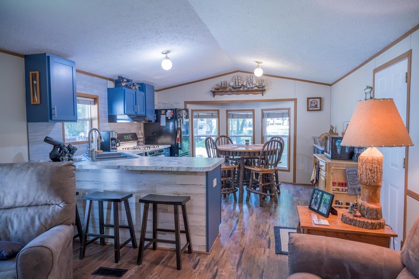 Lake living for an affordable price! This 14x80 Holly Park Home - photo 7