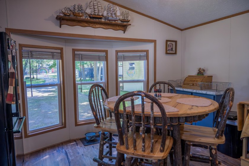 Lake living for an affordable price! This 14x80 Holly Park Home - photo 8