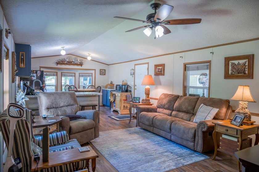 Lake living for an affordable price! This 14x80 Holly Park Home - photo 9