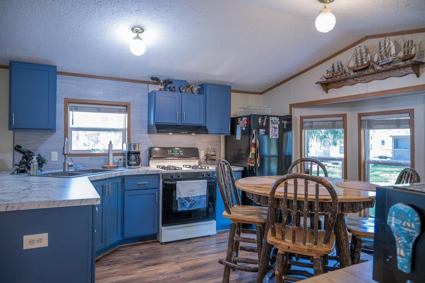 Lake living for an affordable price! This 14x80 Holly Park Home - photo 10