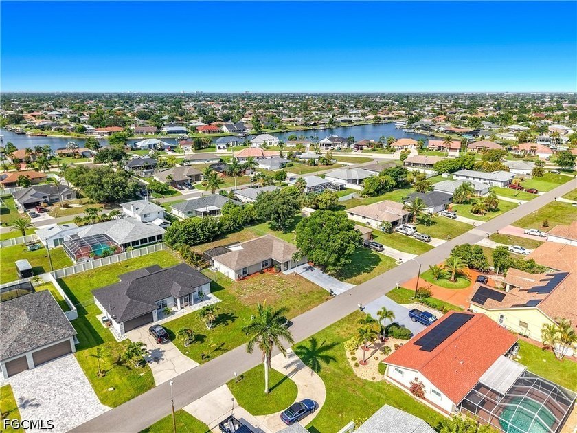 Welcome home to this well maintained 3 bedroom, 2 bath home - photo 2