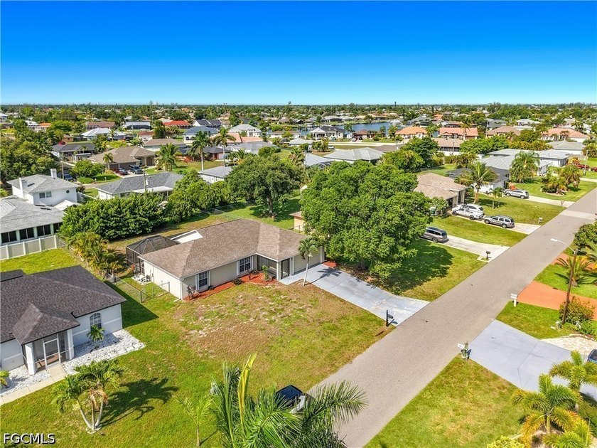 Welcome home to this well maintained 3 bedroom, 2 bath home - photo 3