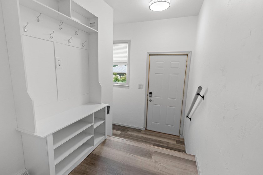 Completely remodeled interior from top to bottom, this country - photo 6