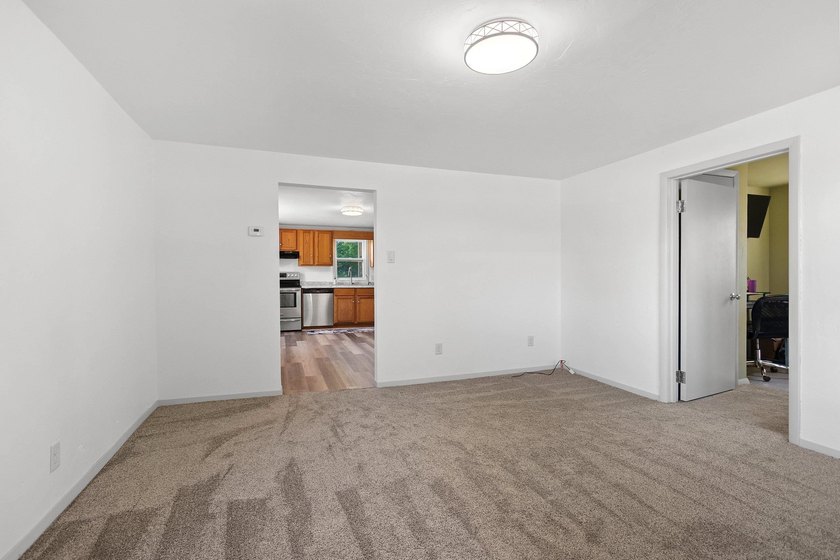Completely remodeled interior from top to bottom, this country - photo 8
