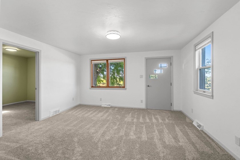 Completely remodeled interior from top to bottom, this country - photo 9