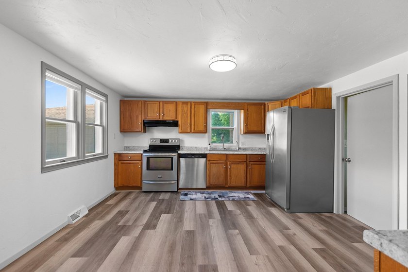 Completely remodeled interior from top to bottom, this country - photo 10