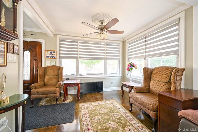 Renovated and Sunny Detached Colonial on a Great Block in the - photo 4