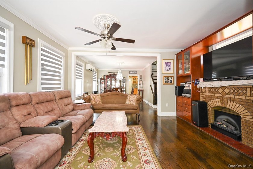 Renovated and Sunny Detached Colonial on a Great Block in the - photo 7