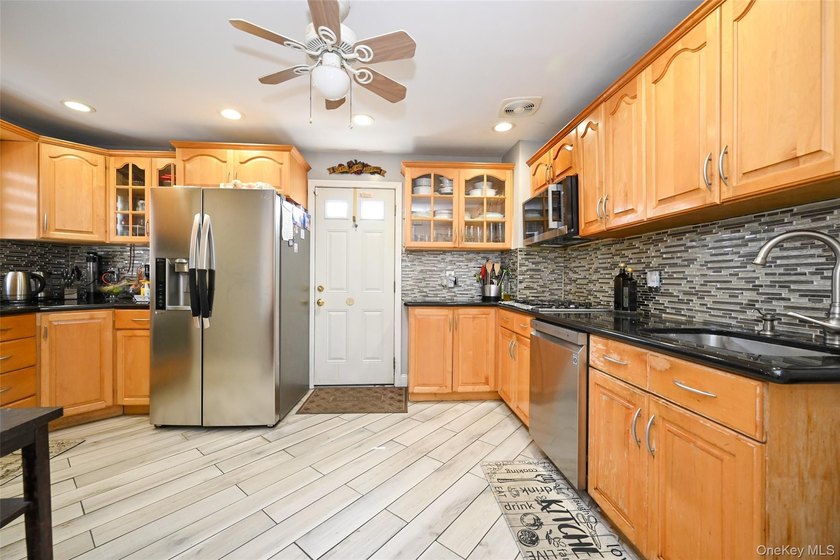 Renovated and Sunny Detached Colonial on a Great Block in the - photo 9