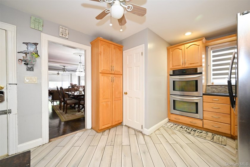 Renovated and Sunny Detached Colonial on a Great Block in the - photo 10