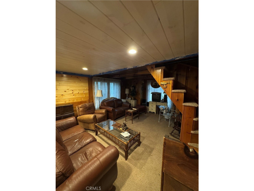 Extensively renovated 2-bedroom Moonridge cabin situated on two - photo 12