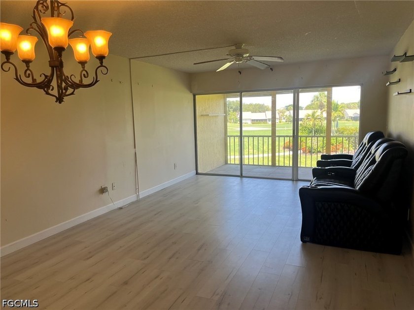 Nicely Updated 2 bedroom, 2 Bathroom Condo. Newer Kitchen - photo 2