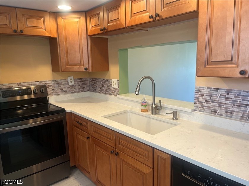 Nicely Updated 2 bedroom, 2 Bathroom Condo. Newer Kitchen - photo 4