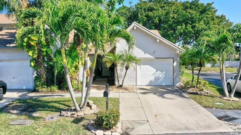 STUNNING CORNER VILLA!! in the highly desirable Canary Palm Club - photo 2