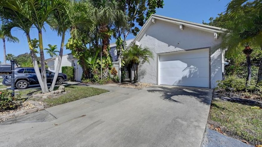 STUNNING CORNER VILLA!! in the highly desirable Canary Palm Club - photo 5