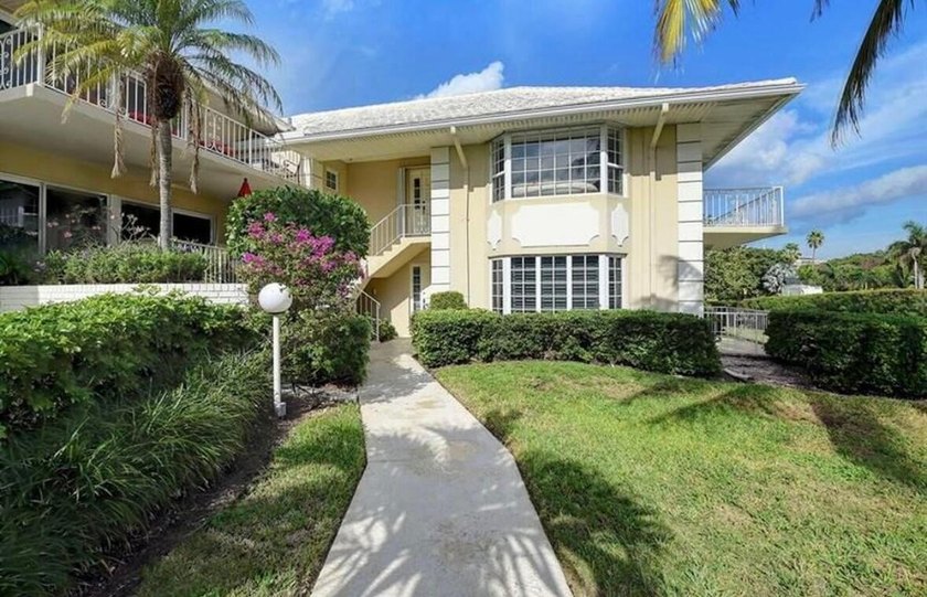 Light, Bright , Spacious 2/2 ACROSS FROM OCEAN. D/R 13x12 - photo 2