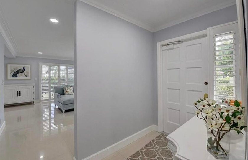 Light, Bright , Spacious 2/2 ACROSS FROM OCEAN. D/R 13x12 - photo 3