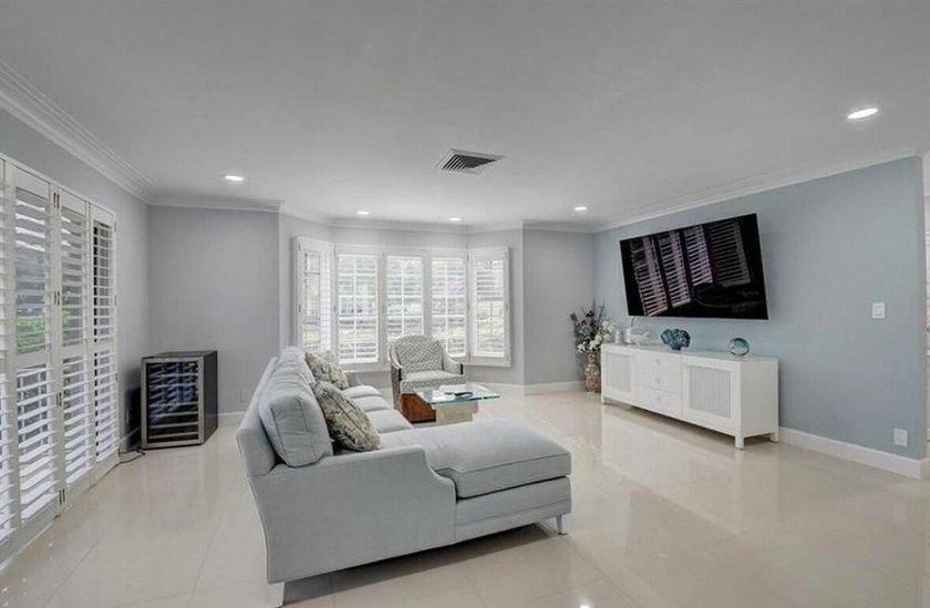 Light, Bright , Spacious 2/2 ACROSS FROM OCEAN. D/R 13x12 - photo 4