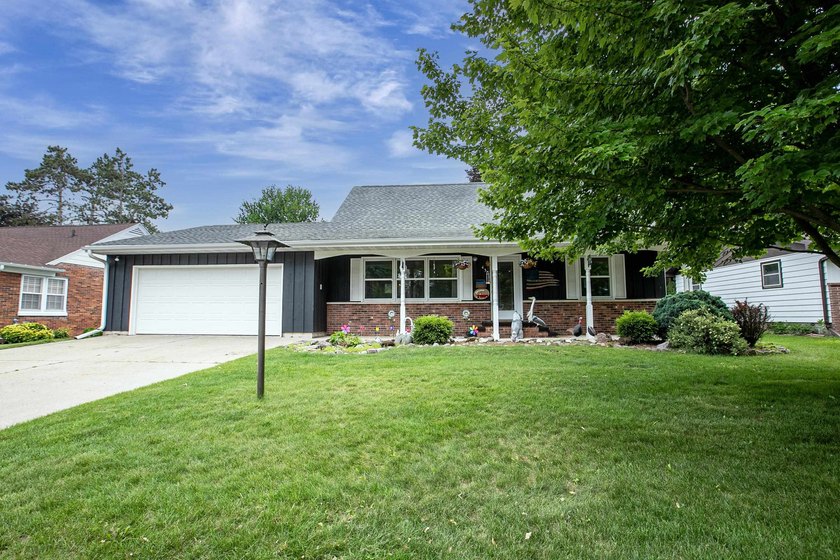 Check out this very well maintained, beautiful 3 bedroom Cape - photo 3