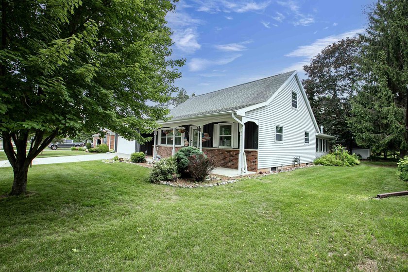 Check out this very well maintained, beautiful 3 bedroom Cape - photo 4