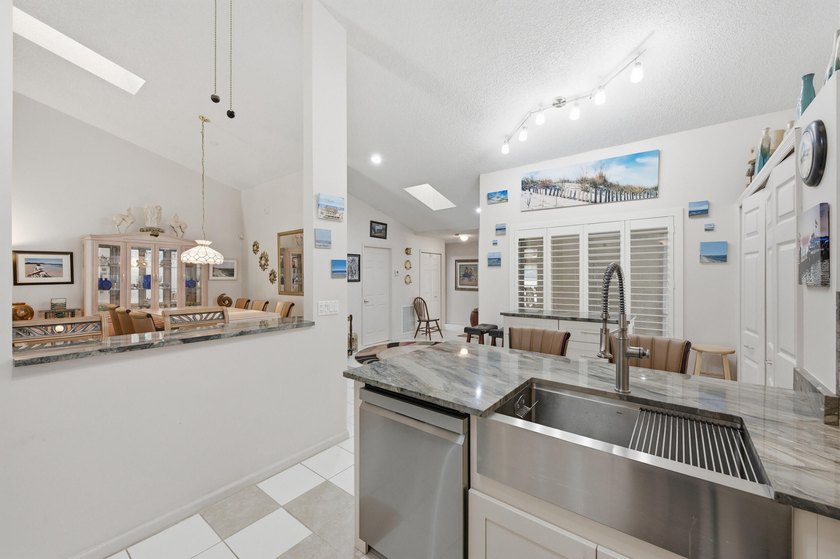 Don't Wait ! Welcome to this charming 3-bedroom, 2-bathroom - photo 12