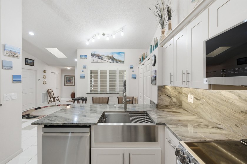 Don't Wait ! Welcome to this charming 3-bedroom, 2-bathroom - photo 13
