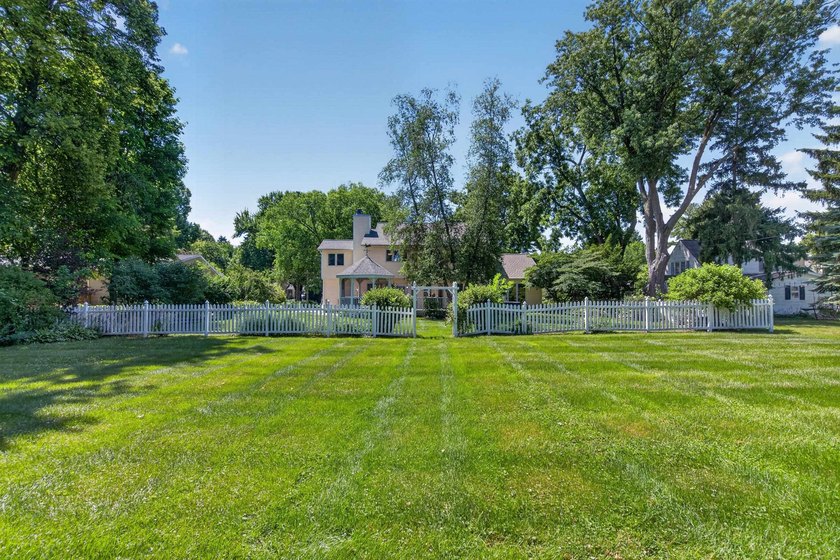 Treasure in the Heart of Monona! This beautifully maintained - photo 4