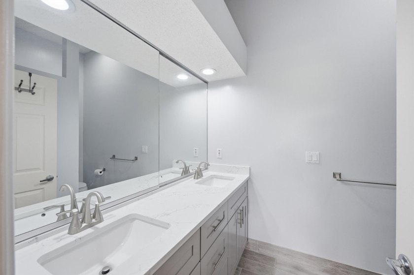 Don't Wait ! Welcome to this charming 3-bedroom, 2-bathroom - photo 17