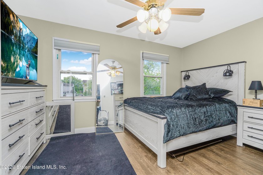 Beautifully maintained semi-attached home offering an abundance - photo 17