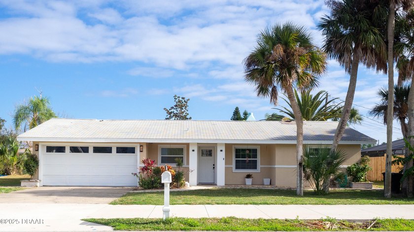 ** Brand NEW roof (June 2026) ** Updated 3 bedroom, 3 bathroom - photo 2