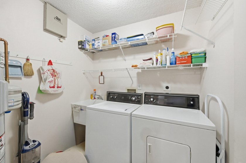 Don't Wait ! Welcome to this charming 3-bedroom, 2-bathroom - photo 23