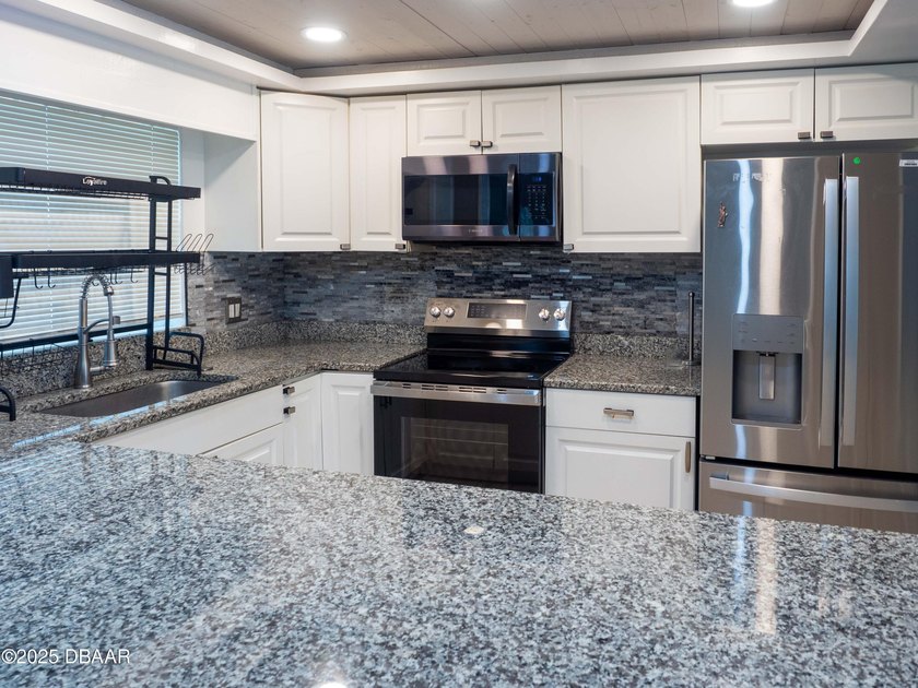 ** Brand NEW roof (June 2026) ** Updated 3 bedroom, 3 bathroom - photo 5