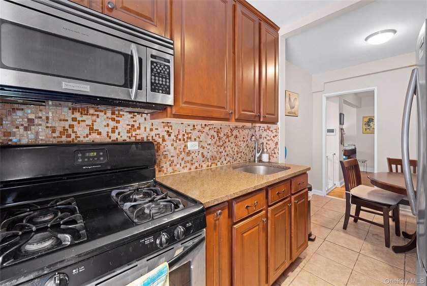 Welcome to this spacious and timeless one-bedroom residence - photo 4