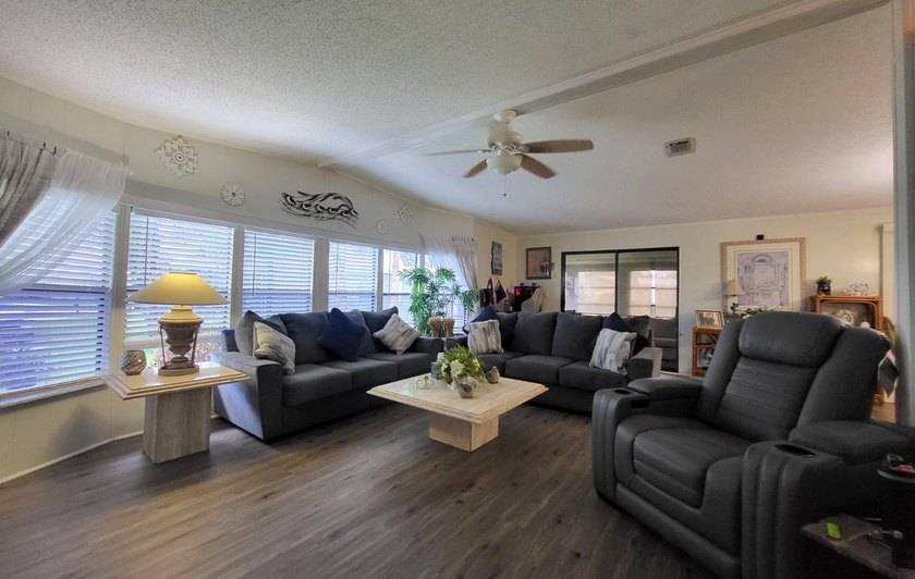 NEW A/C AND ROOF! Beautiful new kitchen renovation, spacious and - photo 22