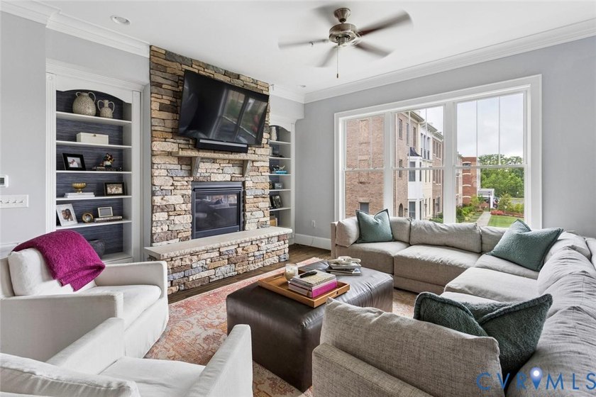 A townhome of this caliber rarely becomes available in the - photo 27