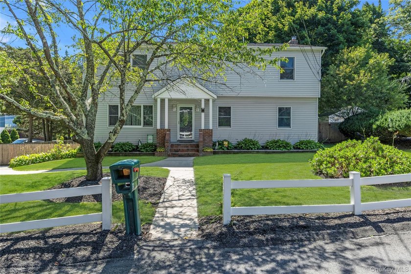 Welcome to this spacious and meticulously maintained 2,464 - photo 2