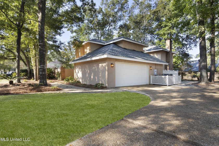WONDERFUL, SPACIOUS FAMILY HOME IN MUCH SOUGHT AFTER BAYOU OAKS - photo 3