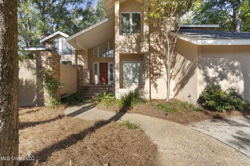 WONDERFUL, SPACIOUS FAMILY HOME IN MUCH SOUGHT AFTER BAYOU OAKS - photo 4