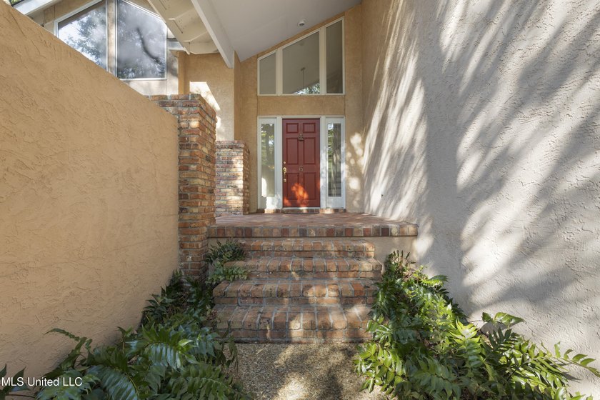 WONDERFUL, SPACIOUS FAMILY HOME IN MUCH SOUGHT AFTER BAYOU OAKS - photo 5