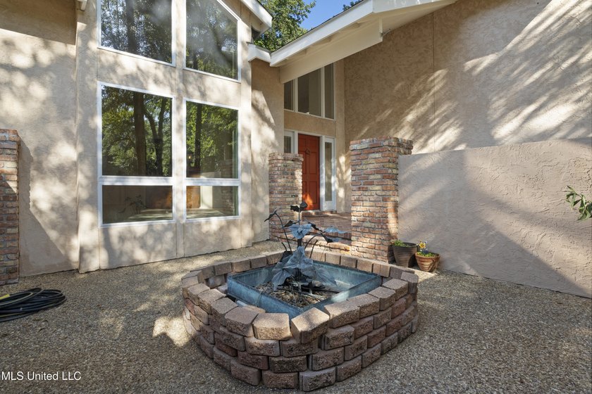 WONDERFUL, SPACIOUS FAMILY HOME IN MUCH SOUGHT AFTER BAYOU OAKS - photo 7