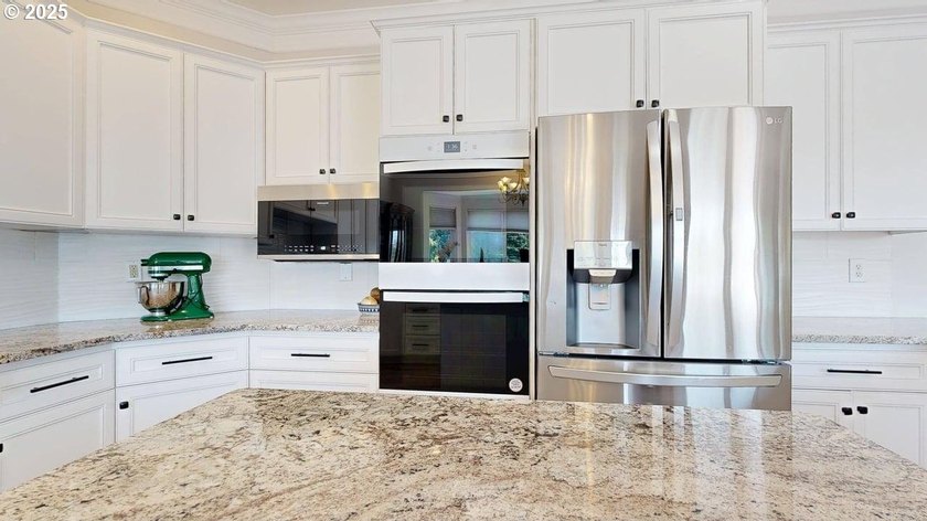 Spacious 4-bedroom, 3.5 bath residence with a rare 4-car garage - photo 12