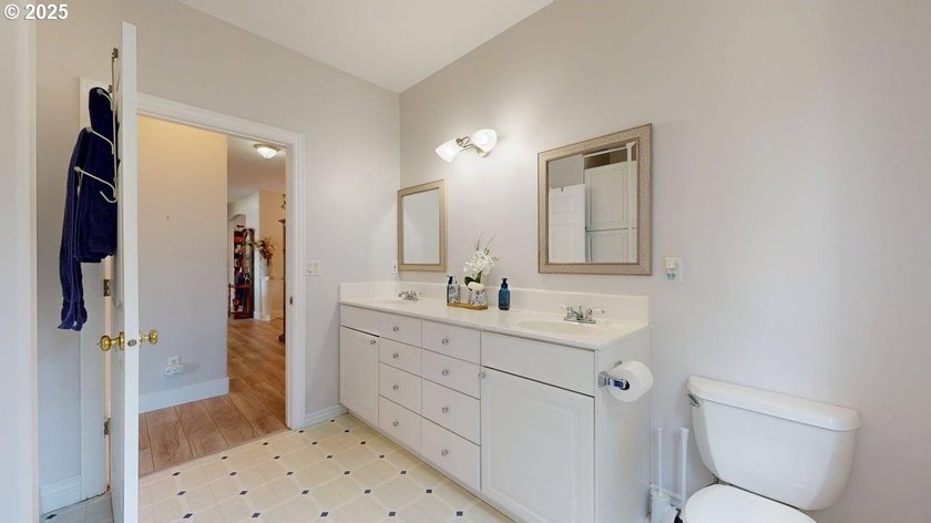 Spacious 4-bedroom, 3.5 bath residence with a rare 4-car garage - photo 20