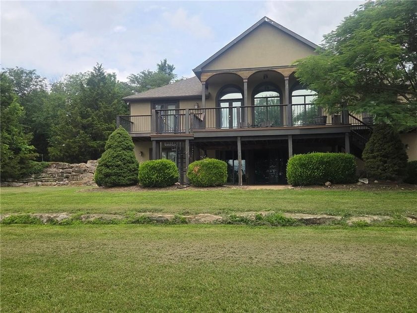 Enjoy peaceful country living in this spacious 4-bedroom, 3 - photo 2