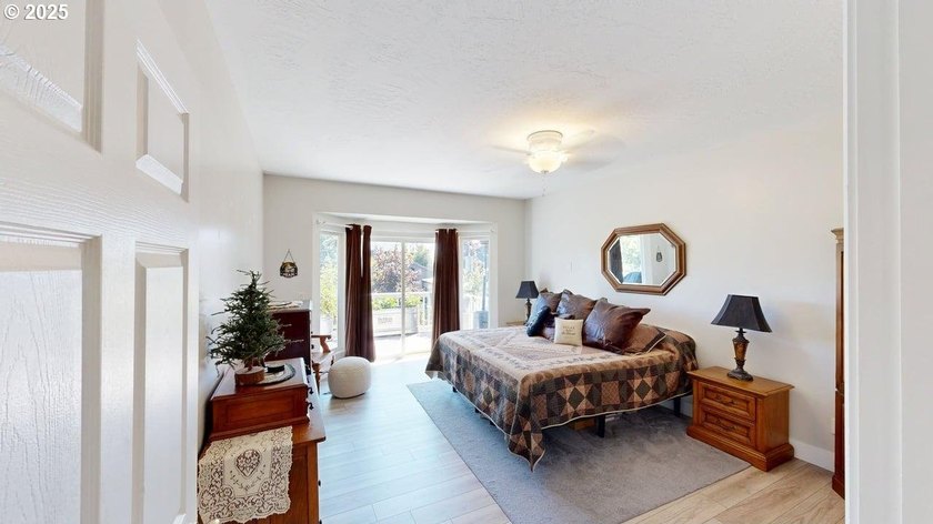 Spacious 4-bedroom, 3.5 bath residence with a rare 4-car garage - photo 22